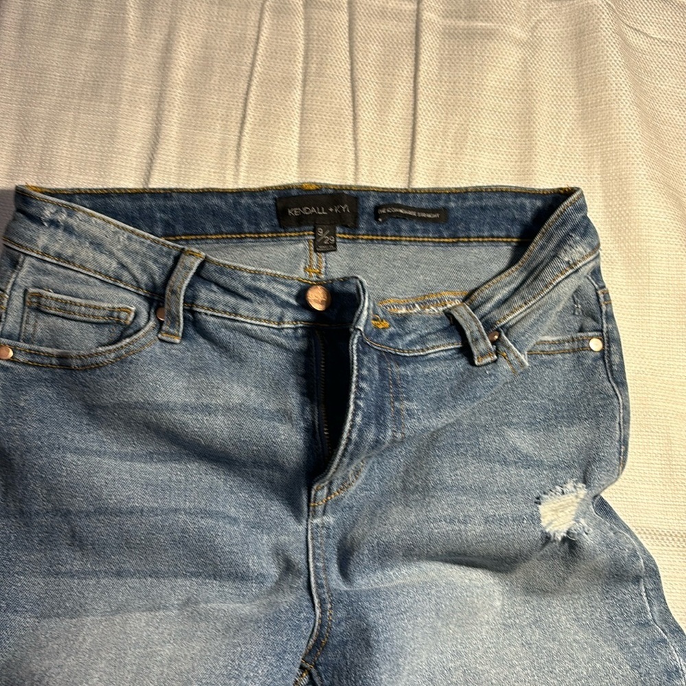 KENDALL & KYLIE The ICON High Rise Straight Distressed Raw hem Jean 9/29